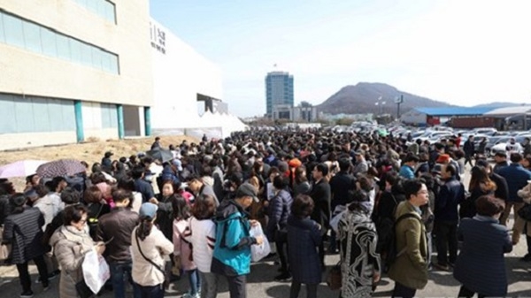 지난 3월17일 서울 서초구 양재IC 인근에 위치한 디에이치자이 개포 견본주택을 찾은 방문객들이 입장하기 위해 줄을 서서 기다리고 있다.(사진=뉴시스)