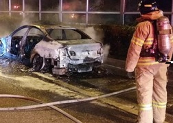 7월 5일 오후 11시24분께 인천공항고속도로 공항신도시 분기점에서 운행중이던 BMW 520d 차량에서 원인이 밝혀지지 않은 화재가 발생했다(사진=뉴시스)