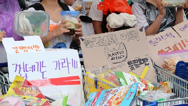 녹색연합 회원들과 시민들이 지난 7월 1일 대형 마트에서 장을 본 후 필요 없는 포장을 카트에 담아 유통업체의 과대 포장 실태를 고발했다.(사진=뉴시스)