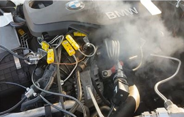 민관합동조사단의 BMW 차량 화재 실험 모습.EGR 내부품 결함으로 인해 고온의 배기가스가 엔진으로 유입되고, 이로 인해 불꽃 및 천공을 유발하면서 엔진 부분에서 연기가 나고 있다.(사진=한국교통안전공단)