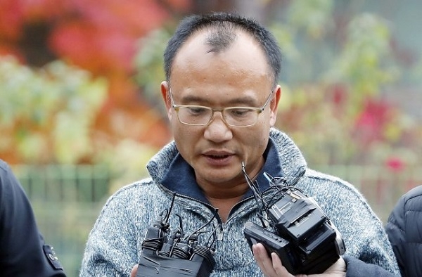 폭행과 강요 혐의 등으로 체포된 양진호 한국미래기술 회장이 경기남부지방경찰청으로 압송되며 취재진 질문에 답변하고 있다.(사진=뉴시스)