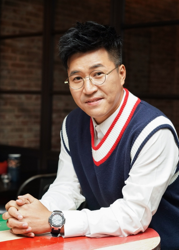 김종민이 데뷔 최초로 단독 MC를 맡은 웹 예능 '뇌피셜'이 시청자들의 호응에 힘입어 단독 채널을 오픈했다. (사진=A+E 네트워크)