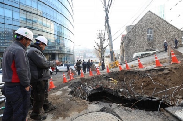 11월 25일 서울 마포구 KT아현지사에서 관계자들이 화재로 손상된 케이블 복구 작업을 하고 있다.(사진=뉴시스)