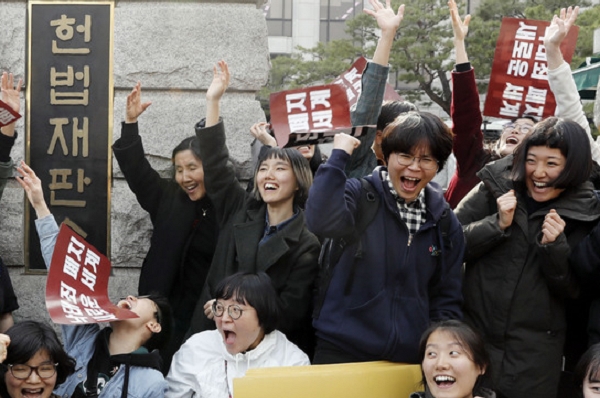 낙태죄 폐지를 주장하는 시민들이 4월 11일 헌법재판소 앞에서 기자회견을 마친 뒤 '낙태죄 헌법불합치' 판결에 환호하고 있다.(사진=뉴시스)