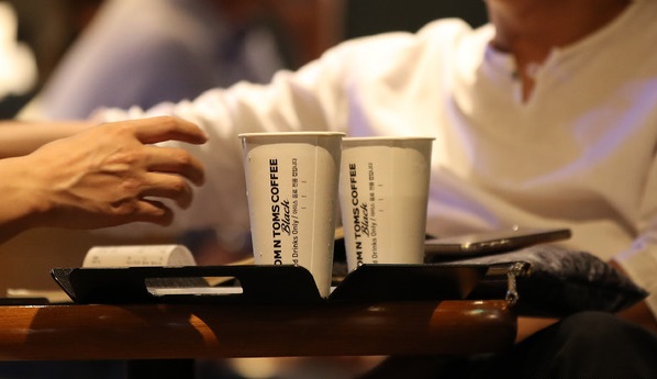 서울 시내의 한 커피전문점에서 고객들이 매장이 제공한 일회용컵을 사용하고 있다. (사진= 뉴시스)