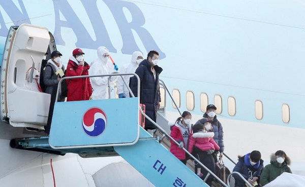 신종 코로나바이러스 감염증이 발생한 중국 후베이성 우한 교민들이 31일 오전 김포국제공항에 도착해 전세기에서 내리고 있다(사진=뉴시스)