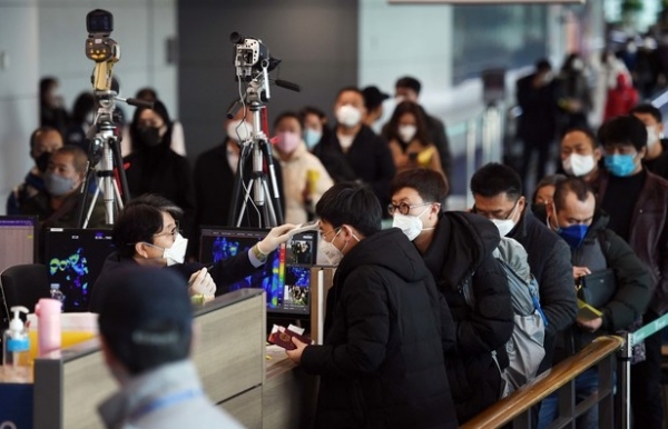 신종 코로나바이러스 공포가 확산하는 가운데 29일 인천국제공항 제1터미널 입국장에서 중국 텐진에서 입국하는 승객들이 검역을 받고 있다(사진=뉴시스)