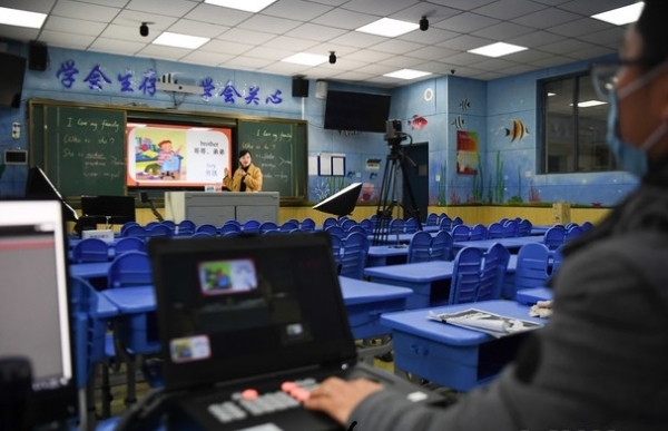 중국의 한 교사가 온라인 수업을 하고 있다.(사진=뉴시스)