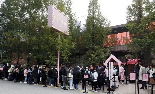 BTS 팬들이 지난해 10월 20일 서울 강남구에 오픈한 BTS 팝업스토어 'HOUSE OF BTS' 입장을 위해 길게 줄을 서고 있다.(사진=뉴시스)