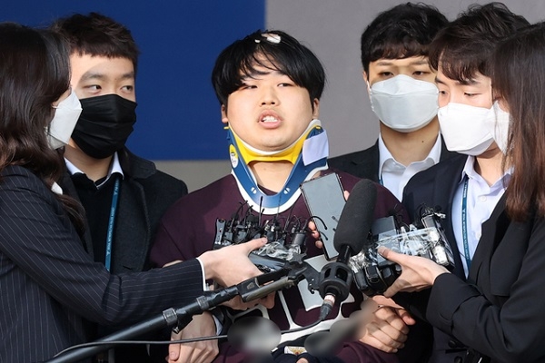 25일 텔레그램 성착취 '박사방' 운영자 조주빈(25)이 서울 종로경찰서에서 검찰로 송치되며 모습을 드러냈다.(사진=뉴시스)