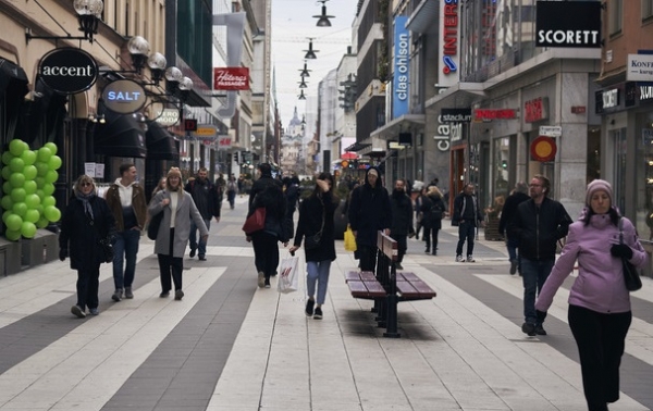 스웨덴 스톡홀름에서 25일(현지시간) 시민들이 평소처럼 상점가를 지나고 있다.(사진=뉴시스)