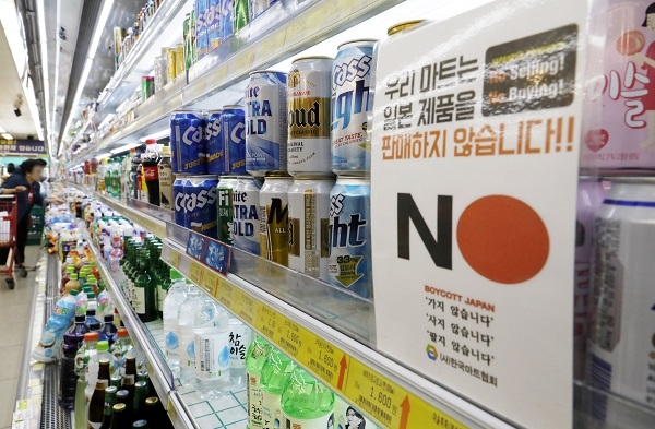 일본 주류를 판매하지 않는다는 문구가 게시된 서울 시내 한 마트 주류코너 모습.(사진=뉴시스)