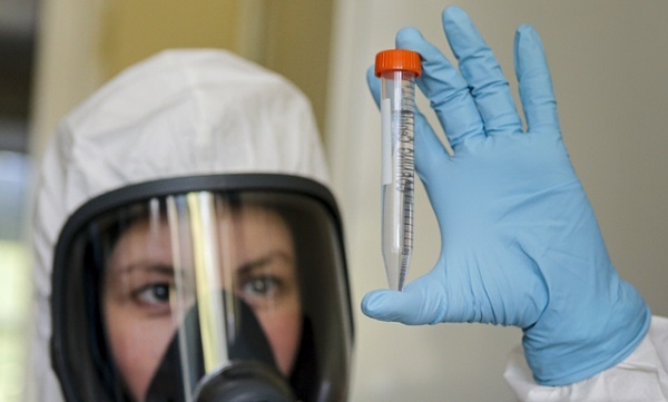 러시아가 세계 최초로 코로나19 백신을 개발했다고 발표했다. 러시아 보건부 산하 가말레야 연구소의 연구원이 백신을 들어보이는 모습.(사진=뉴시스)