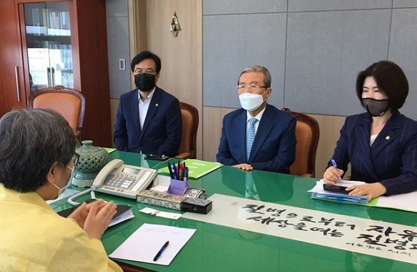 미래통합당 김종인 비상대책위원장(가운데)과 김미애 의원(오른쪽). 맞은편에 정은경 질병관리본부장이 설명을 하고 있다. (사진=뉴시스)