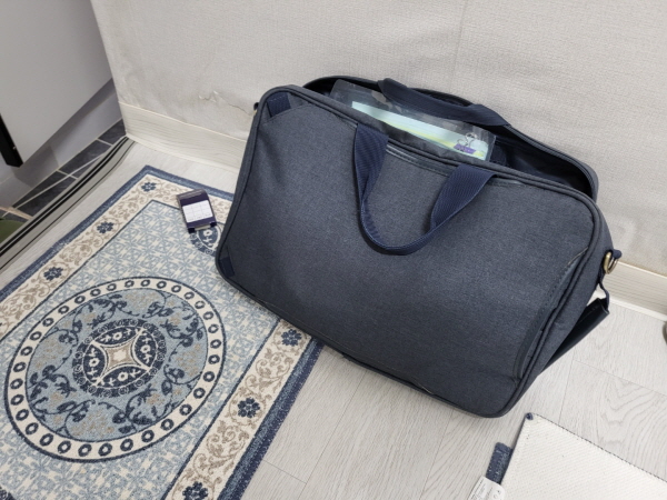 한국위생공사에서 출동한 바퀴벌레퇴치 전문가님이 들고온 가방, 가방 안에 바퀴벌레 약과 벽틈 등에 끼워 넣을 수 있는 종이(왼쪽 가방 아래)가 들어있다.