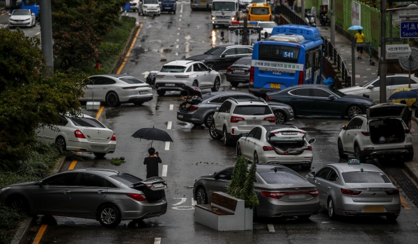 전 날 내린 많은 비로 서울 도로 곳곳이 침수된 9일 서울 서초구 서초대로에 전날 비로 침수된 차들이 도로에 엉켜있다. ⓒnewsis