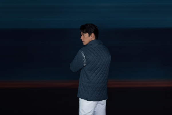 골프웨어 브랜드 ‘고스피어’의 앰배서더인 현빈이 효성티앤씨 리싸이클 섬유 ‘리젠’이 적용된 퀼팅 자켓을 입고 있다.