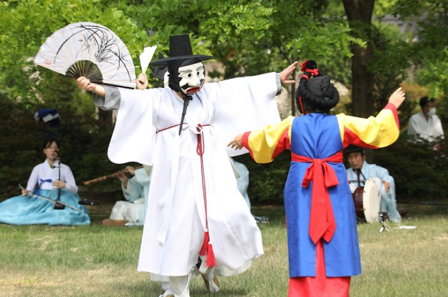 지난 6월 서울 종로구 국립민속발물관에서 탈춤의 한 종류인 송파산대놀이가 열리고 있는 모습. (사진=문체부)
