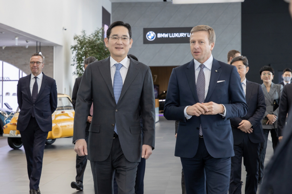 이재용 삼성전자 회장은 12월 17일 인천 영종도에 위치한 BMW 드라이빙 센터에서 올리버 집세(Oliver Zipse) BMW CEO 등 경영진과 만났다.