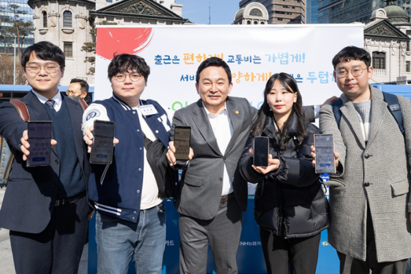 원희룡 국토부 장관과 청년들이 알뜰교통카드 모바일 앱을 선보이고 있다.(사진=국토교통부)