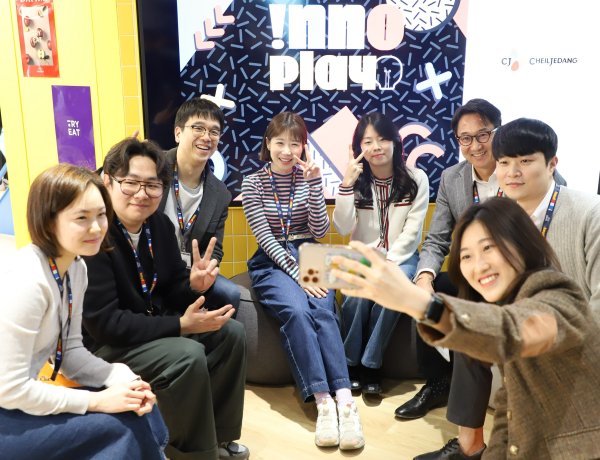 CJ제일제당이 서울 대치동에 개관한 ‘INNO Play’ 커뮤니티 라운지에서 박민석 식품 COO(Chief Operating Officer, 오른쪽에서 세 번째), 이선호 식품성장추진실장(왼쪽에서 세 번째)과 사내벤처 직원들이 기념 촬영을 하고 있다.