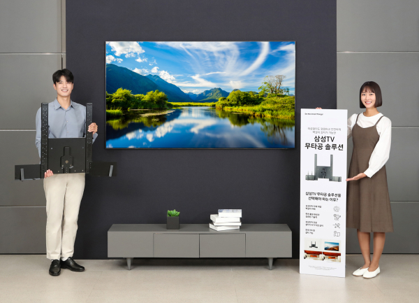 삼성전자 모델이 삼성스토어 대치점에서 '삼성 TV 무타공 솔루션'을 소개하고 있다. '삼성TV 무타공 솔루션'은 타공 없이 깔끔하고 안전하게 TV 벽걸이 설치가 가능한 솔루션이다.