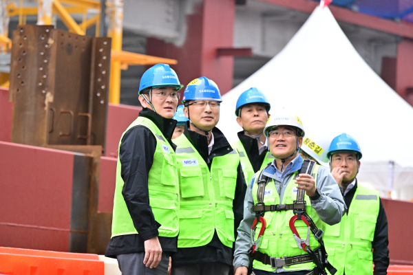 10월 19일 삼성전자 기흥캠퍼스를 찾은 이재용 회장이 차세대 반도체 R&D 단지 건설 현장을 점검하고 있다.