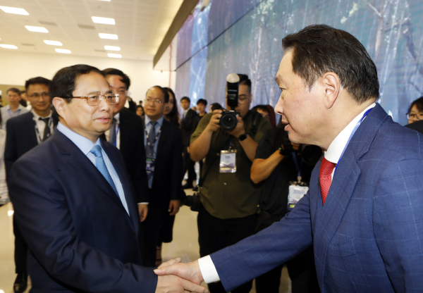 최태원 SK 회장과 팜 민 찐(Pham Minh Chinh) 베트남 총리가 28일 국가혁신센터에서 만나 악수를 하고 있다.