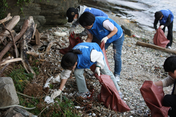 삼성중공업 직원들이 해양쓰레기 수거를 하고 있다.