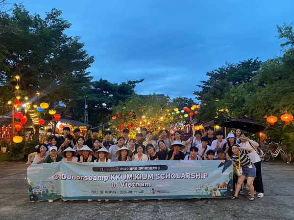 지난 8월, 2023년도 꿈키움 장학 참여 청소년들이 해외 문화 캠프로 베트남 다낭에 방문해 기념 사진을 촬영하고 있다.