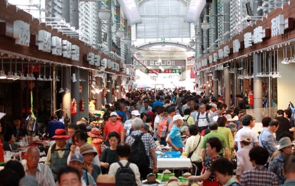 올 추석이 10여일 앞으로 다가온 9월 11일 서울 동대문구 청량리시장에서 시민들이 제수용품을 구매하고 있다 (사진=뉴시스)