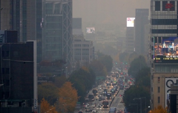 미세먼지저감조치가 발행된 지난 11월 7일, 서울 도심이 짙은 안개와 미세먼지에 갇혀있다.(사진=뉴시스)