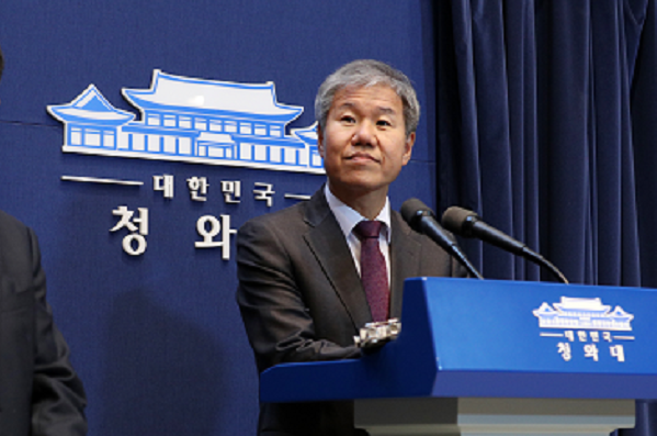 김수현 신임 대통령비서실 정책실장과 김연명 사회수석이 11월 11일 청와대 춘추관에서 기자간담회를 하고 있다.(사진=뉴시스)