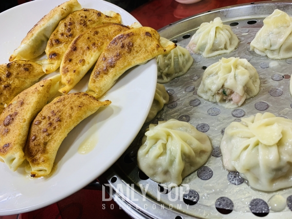 육즙이 터져나오는 원보의 중국 가정식 수제만두 (출처: 데일리팝)