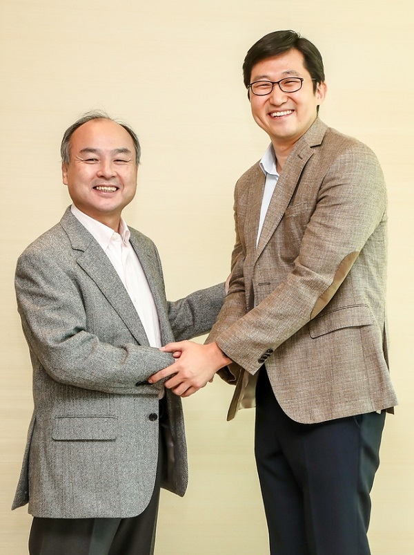 손정의 소프트뱅크 회장(왼쪽)과 김범석 쿠팡 대표(사진=뉴시스)