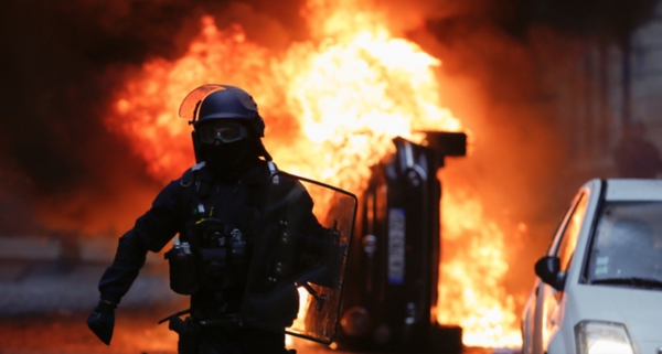 시위대 진압 나서는 프랑스 경찰 (출처: 뉴시스)