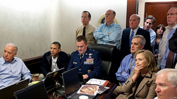 빈 라덴 사살 생중계 보는 오바마 전대통령과 군 지휘부 및 사법기관 관계자들 (출처: 뉴시스)