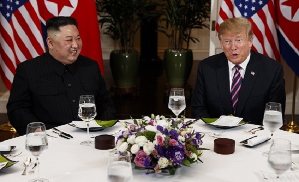 도널드 트럼프 미국 대통령과 김정은 북한 국무위원장이 2월 27일(현지시간) 메트로폴 호텔 회담장에서 원탁 테이블 친교 만찬을 하고 있다.(사진=뉴시스)
