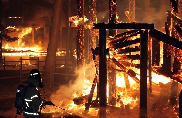 4월 4일 강원 옥계면에서 발생한 산불이 밤새 강풍을 타고 인근지역으로 확산되고 있는 가운데 동해 오토캠핑장에서 한 소방대원이 펜션을 태우는 불과 사투를 벌이고 있다(사진=뉴시스)