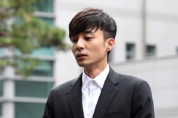 단체 채팅방에서 음란물을 유포한 혐의를 받고 있는 가수 로이킴이 4월 10일 서울지방경찰청에 출석하고 있다.(사진=뉴시스)