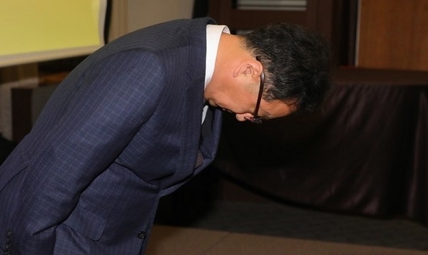 지난 4월 1일 코오롱생명과학 골관절염 치료제 판매중단 관련 기자간담회에 참석한 이우석 대표이사가 고개 숙여 사과하고 있다.(사진=뉴시스)