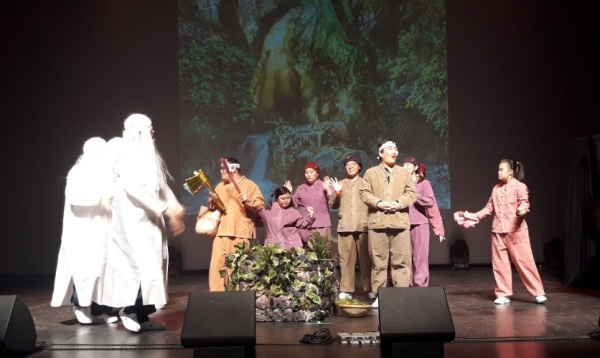 2018년 12월 8일 수원시청 대강당에서 '동페라 예술단'이 '금도끼 은도끼'를 공연하고 있다.