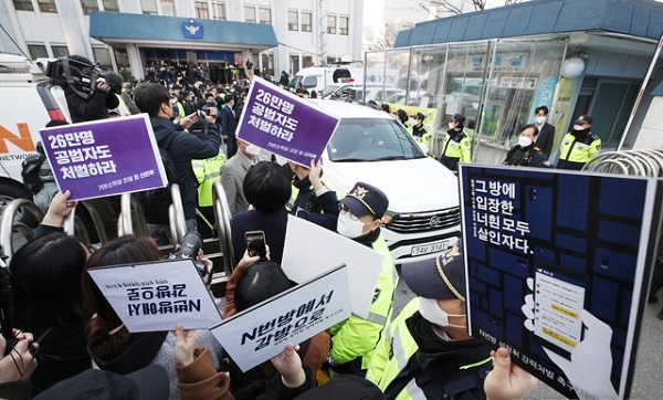 조주빈(25)이 탄 차량이 서울 종로경찰서를 나와 검찰 유치장으로 향하자 시민들이 조주빈의 강력처벌을 촉구하며 피켓시위를 하고 있다.(사진=뉴시스)