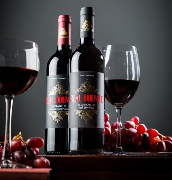 롯데마트는 지난 25일 3900원짜리 스페인 와인 '레알 푸엔테' 2종을 선보였다. (사진=롯데쇼핑)