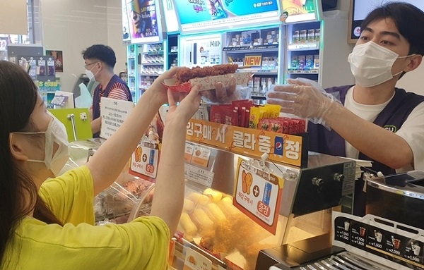 서울의 한 CU 매장에서 고객이 즉석조리 식품을 구매하고 있다. (사진=CU)