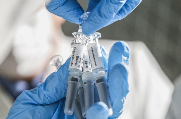 3월16일(현지시간) 중국 베이징의 시노백 바이오텍에서 한 연구원이 신종 코로나바이러스 감염증(코로나19) 백신 샘플을 보여주고 있다.(사진=뉴시스)