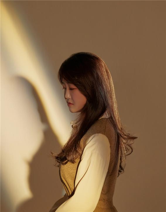 가수 강수연 싱글 '한편의 이야기'가 11월21일 정오 발매됐다.