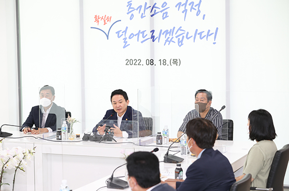 원희룡 국토부 장관이 18일 서울 중랑구 임대주택에서 입주민들과 층간소음 간담회를 하고 있다.(사진=국토부)
