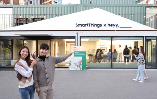 삼성전자 모델들이 서울 성수동 언더스탠드 애비뉴에 오픈한 삼성전자 스마트싱스 체험 공간 '스마트싱스 X heyy,(헤이) 성수'를 소개하고 있는 모습