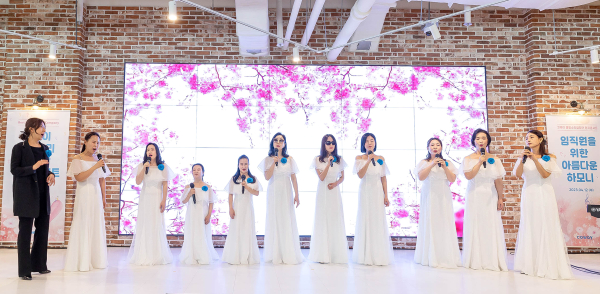 코웨이 물빛소리 합창단이 장애인의 날을 맞이해 지난 12일 서울 구로구 G타워에 위치한 코웨이 본사에서 임직원들과 함께하는 ‘런치 콘서트’를 진행했다. 물빛소리 합창단이 공연을 선보이고 있다.